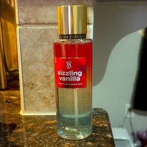 Victoria's Secret Sizzling Vanilla 🩷90 Percent Full🩷